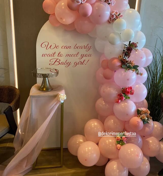 Dekor me balona rozë për baby shower – Dekore per ditlindje