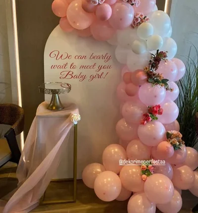 Dekor me balona rozë për baby shower