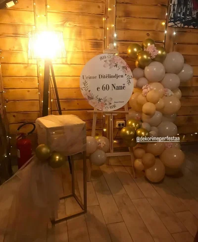 Dekor me balona për ditëlindjen e 60-të