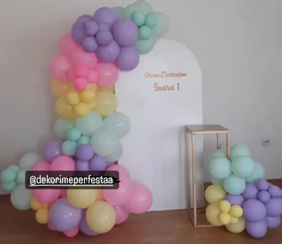 Dekor me balona pastel për ditëlindje