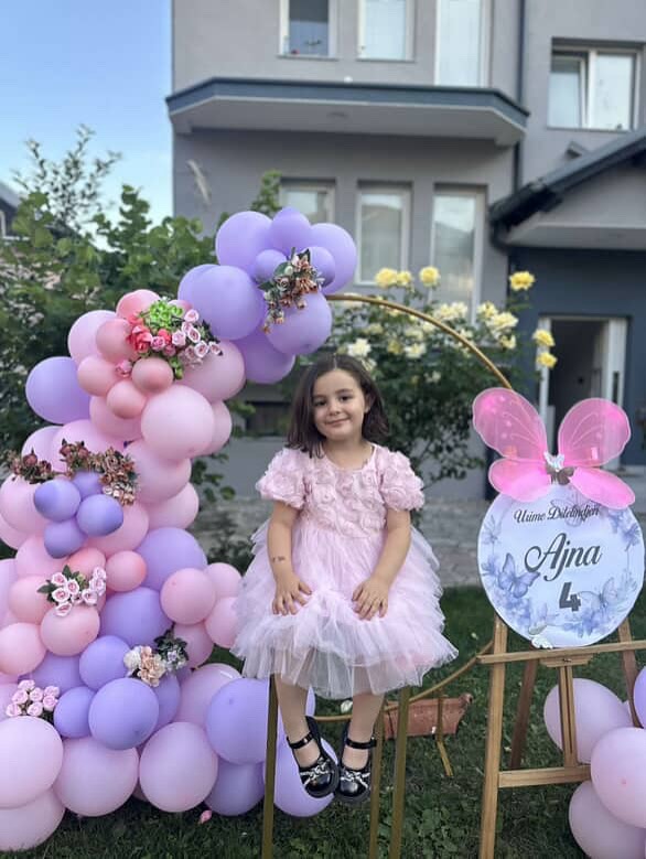 Dekor me balona rozë dhe vjollcë për ditëlindje – Dekore per ditlindje