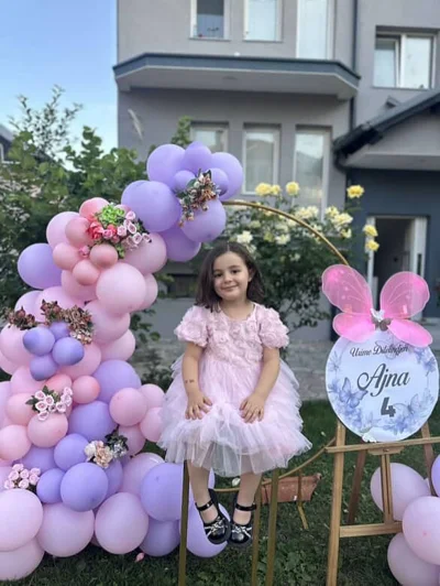 Dekor me balona rozë dhe vjollcë për ditëlindje