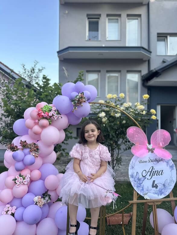 Dekor me balona rozë dhe vjollcë për ditëlindje – Dekore per ditlindje (2)