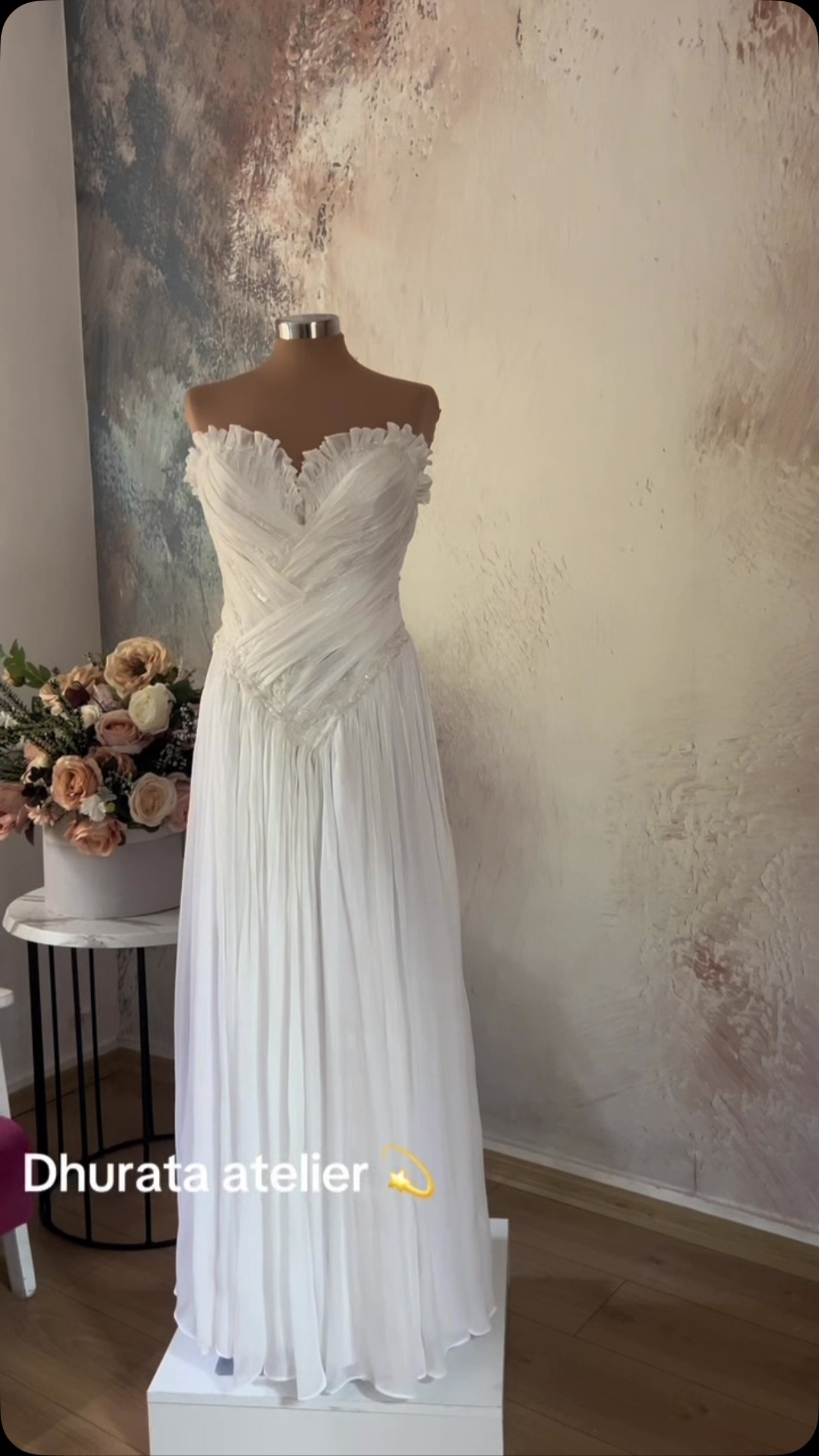 Fustan i bardhë i gjatë pa mëngë – Dhurata Atelier
