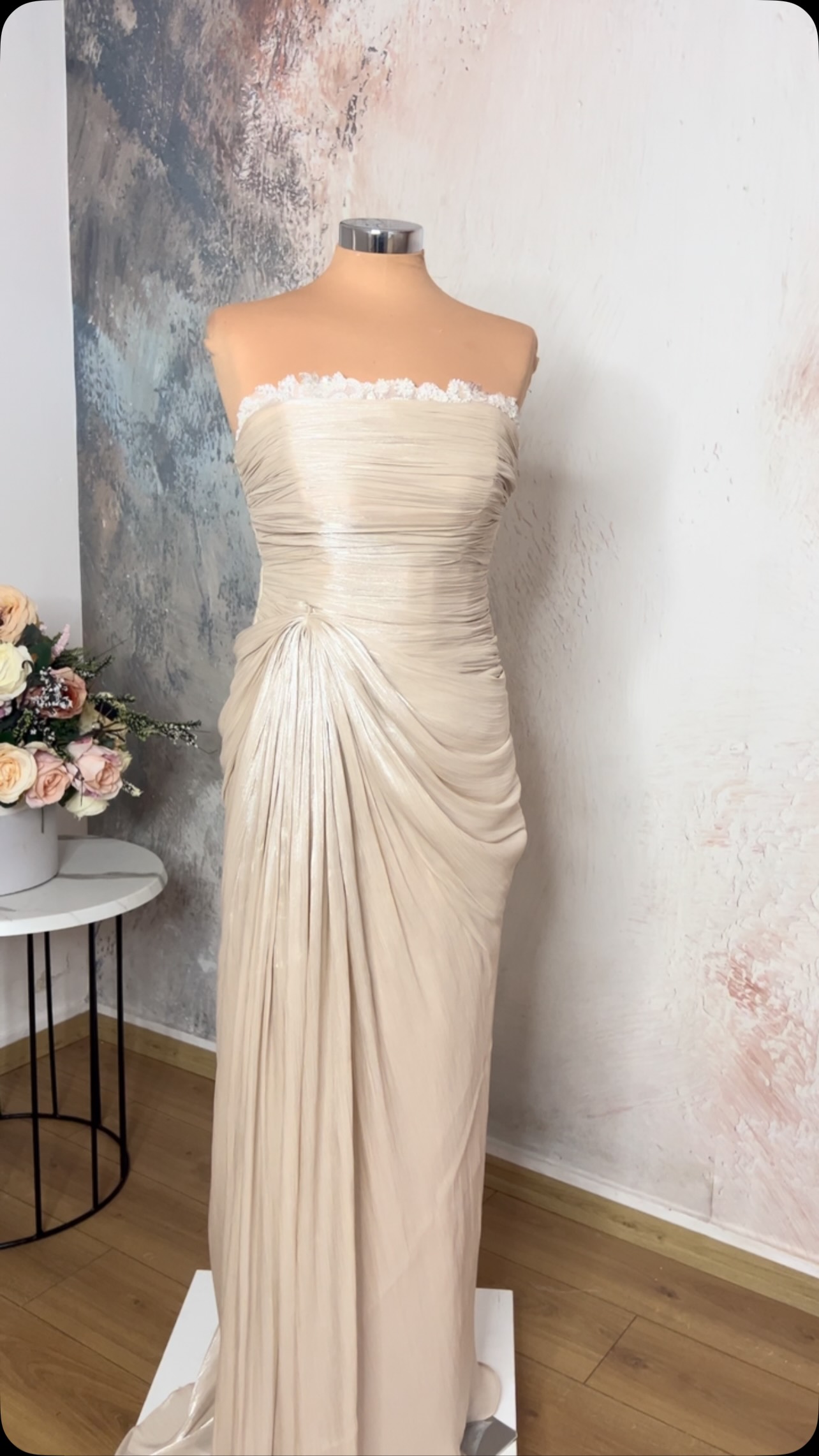 Fustan bezhë i qepur me porosi – Dhurata Atelier