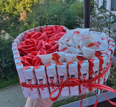 Kuti zemër me trëndafila, Kinder dhe Raffaello