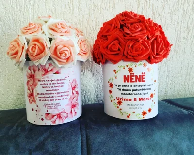 Trëndafila në kuti me mbishkrim për 8 Mars