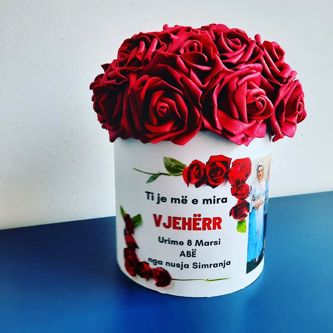 Trëndafila të kuq në kuti të personalizuar – Për 8 Mars