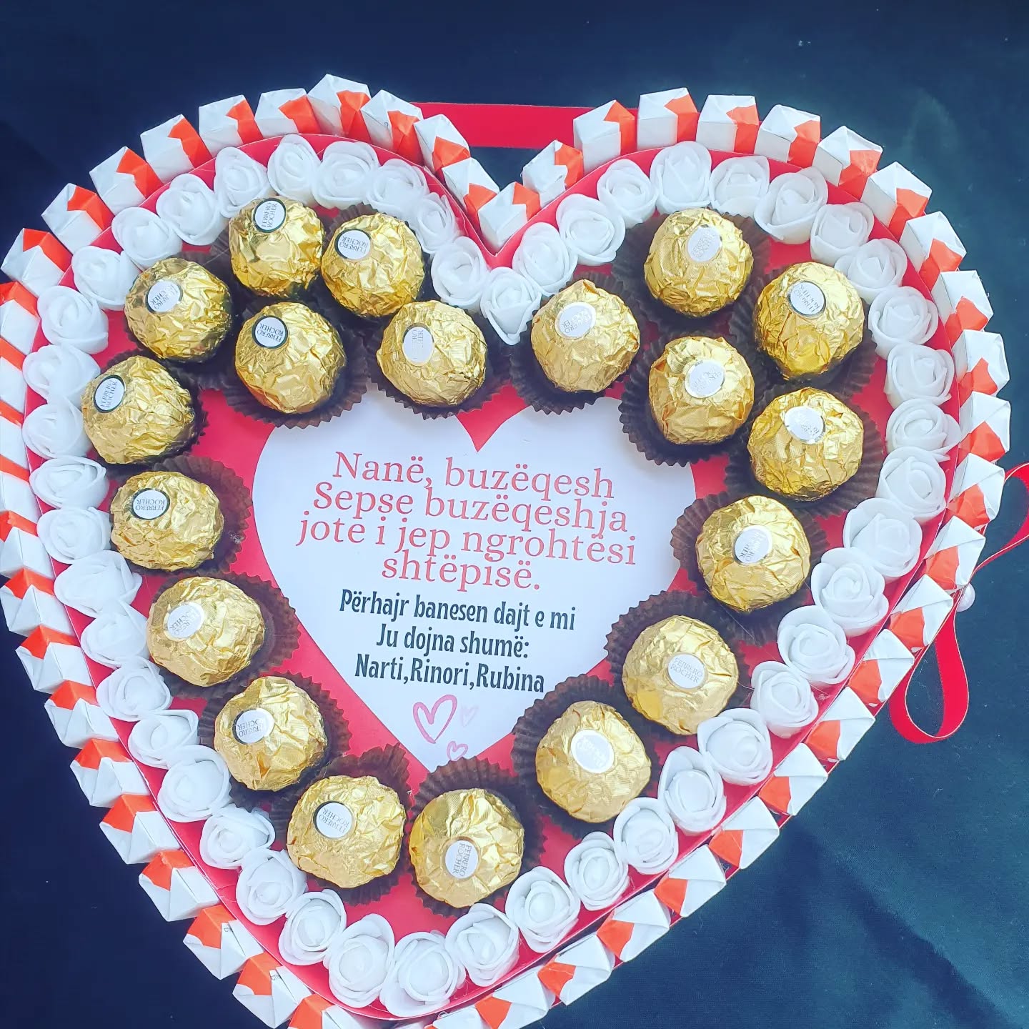 Zemër me Ferrero Rocher dhe mesazh për nënën – Për 8 Mars