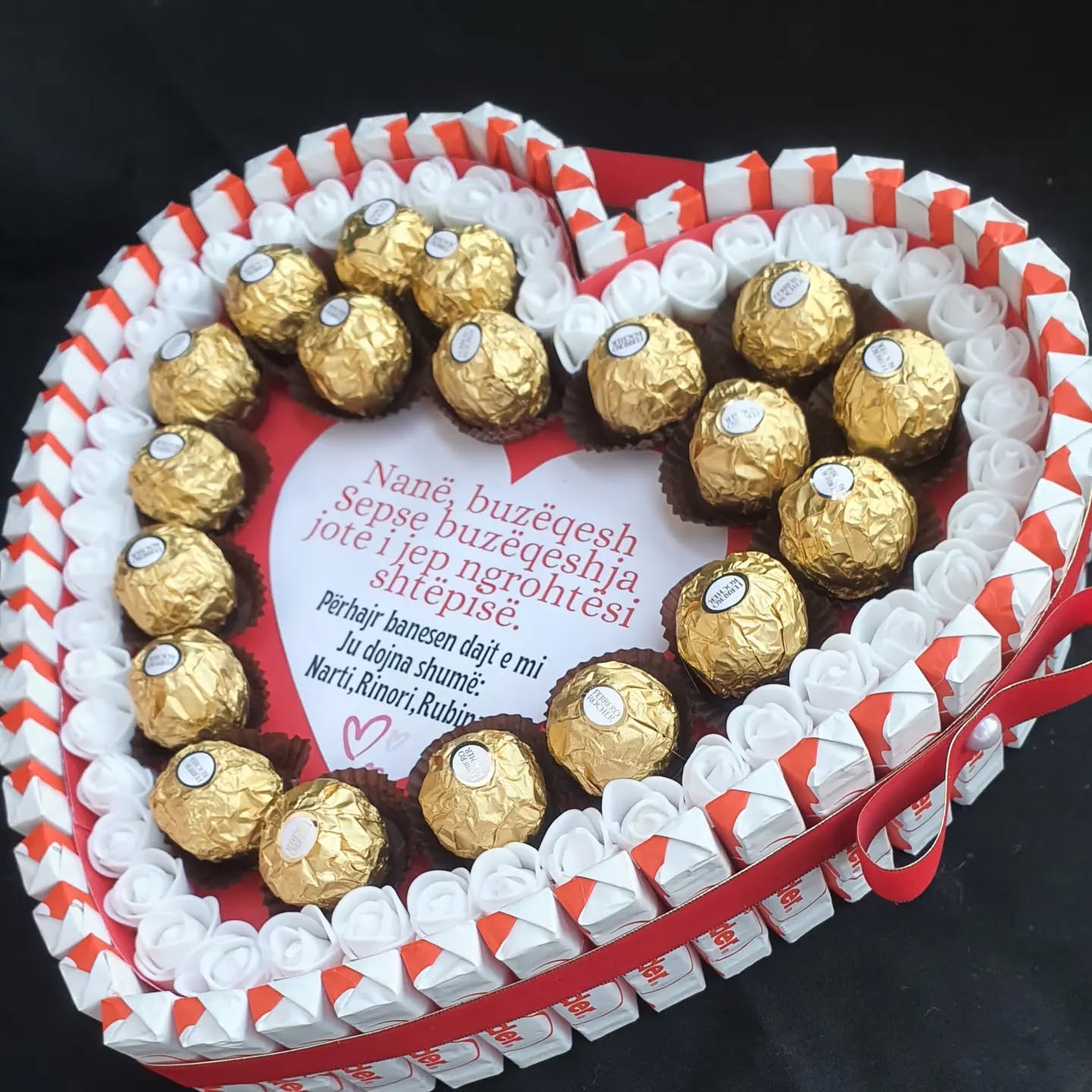 Zemër me Ferrero Rocher dhe mesazh për nënën – Për 8 Mars (2)