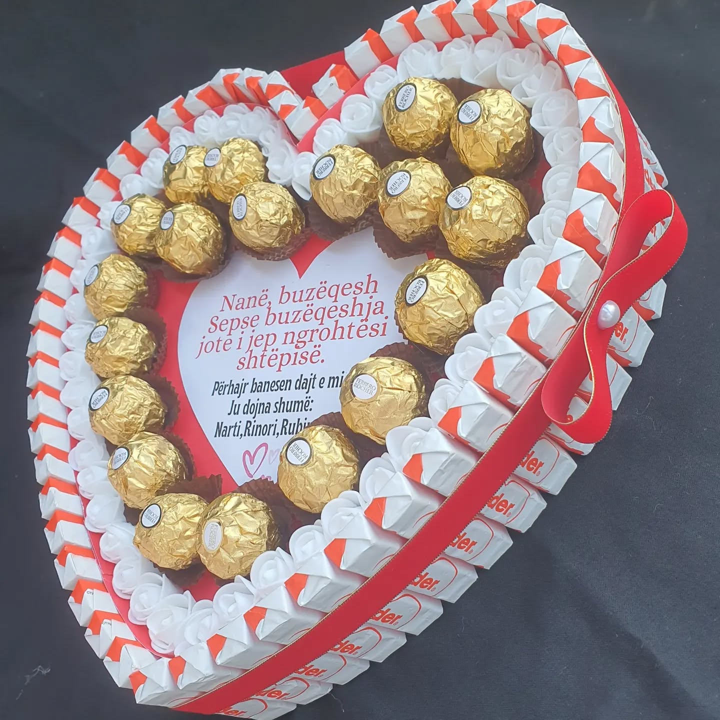 Zemër me Ferrero Rocher dhe mesazh për nënën – Për 8 Mars (3)