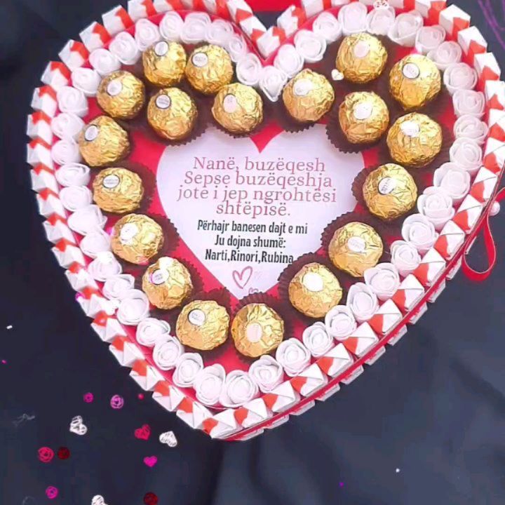 Zemër me Ferrero Rocher dhe mesazh për nënën – Për 8 Mars (4)