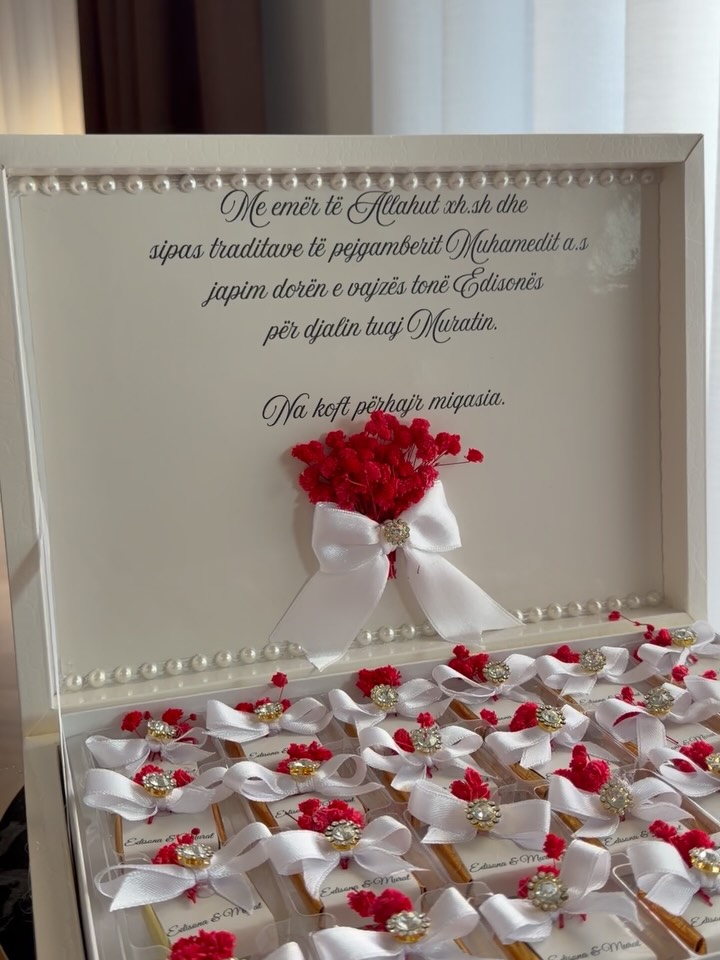 Kuti dhuratë me çokollata dhe trëndafil – Dhurata të personalizuara, dekore për evente të ndryshme🎀 (2)