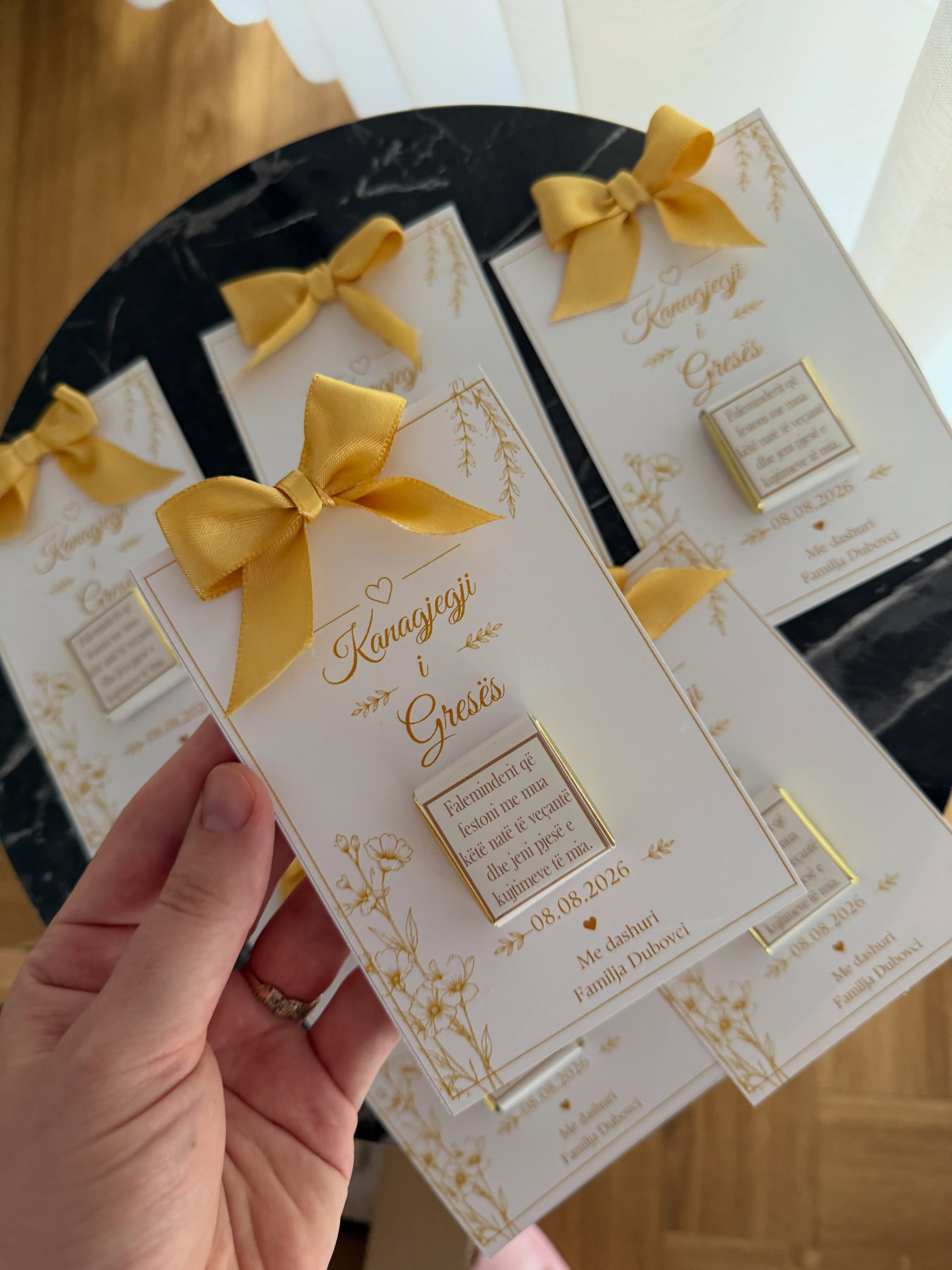 Ftesa dasme me fjongo ari – Dhurata të personalizuara, dekore për evente të ndryshme🎀