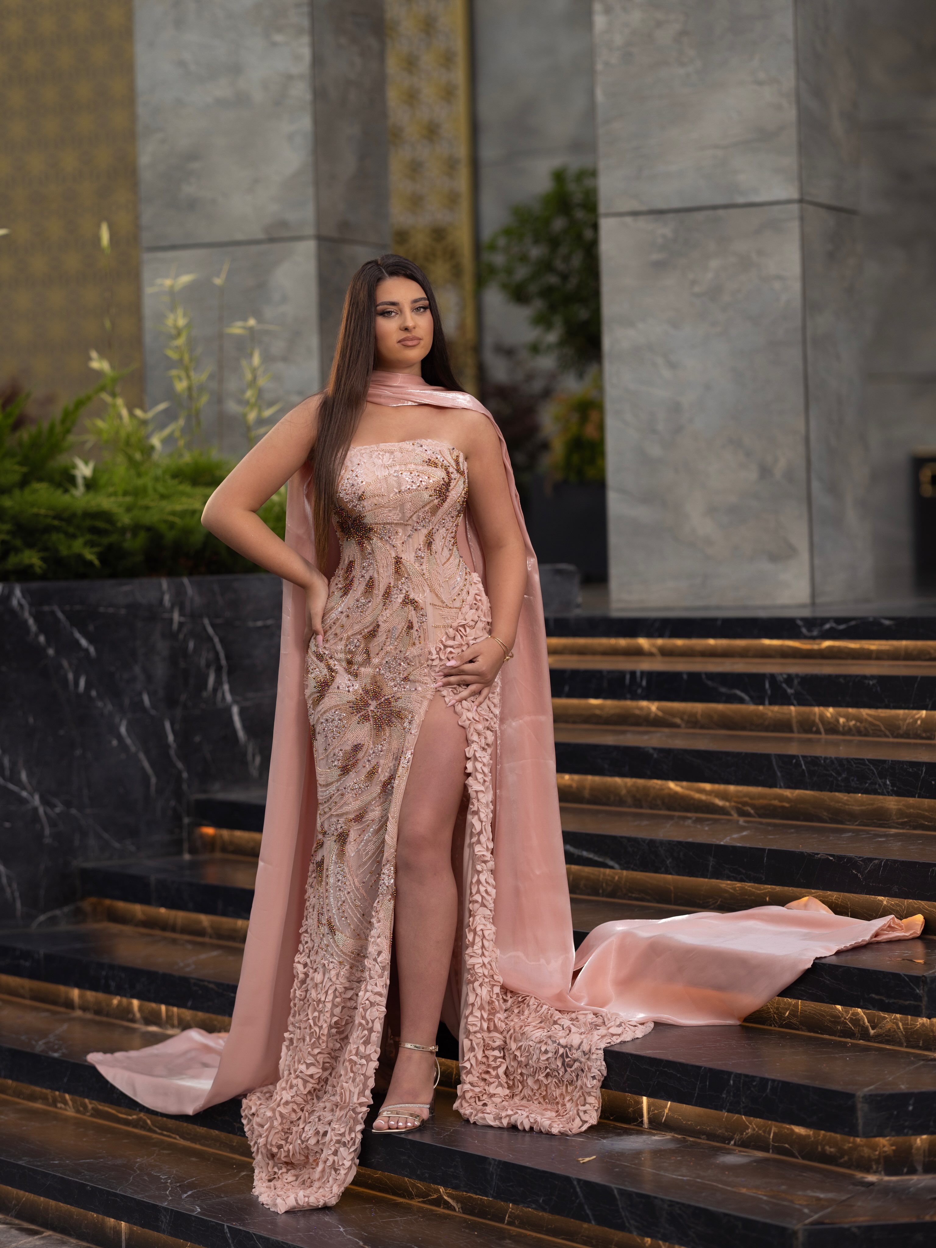 Fustan rozë me dantellë, të çarë dhe pelerinë – Ditafashion__official (3)