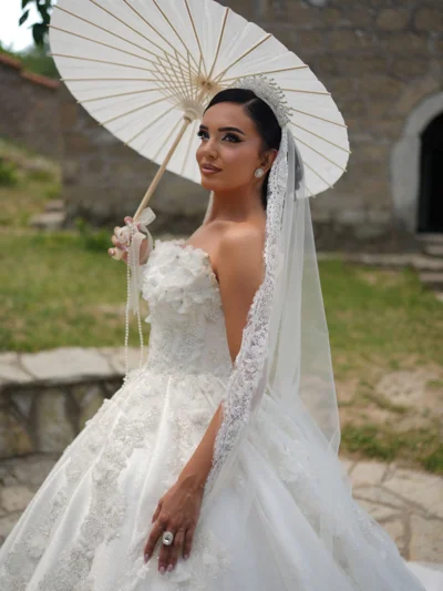 Fustan nusërie me dantellë dhe vello