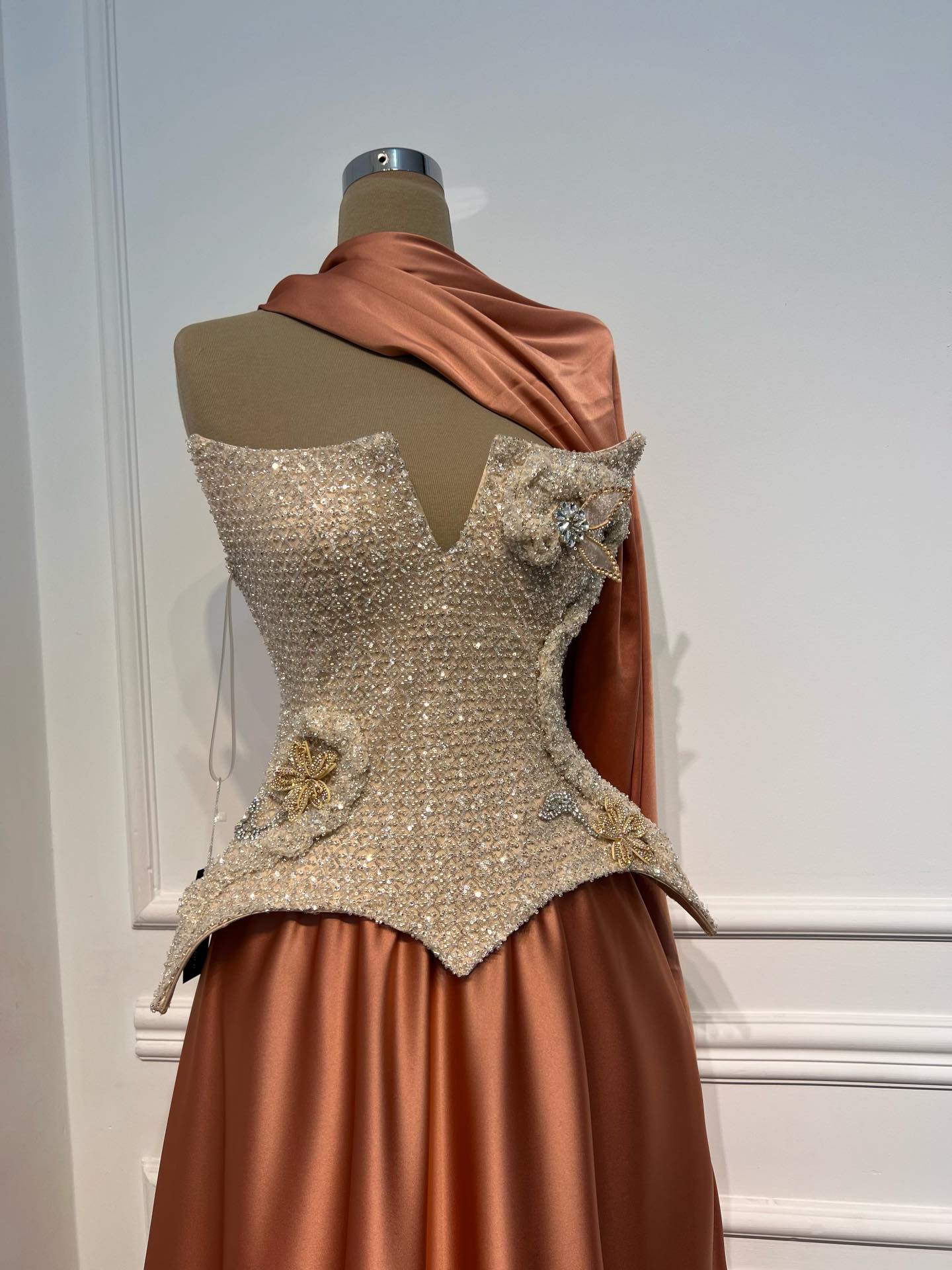 Fustan sateni bakri me korse me gurë – DITA FASHION