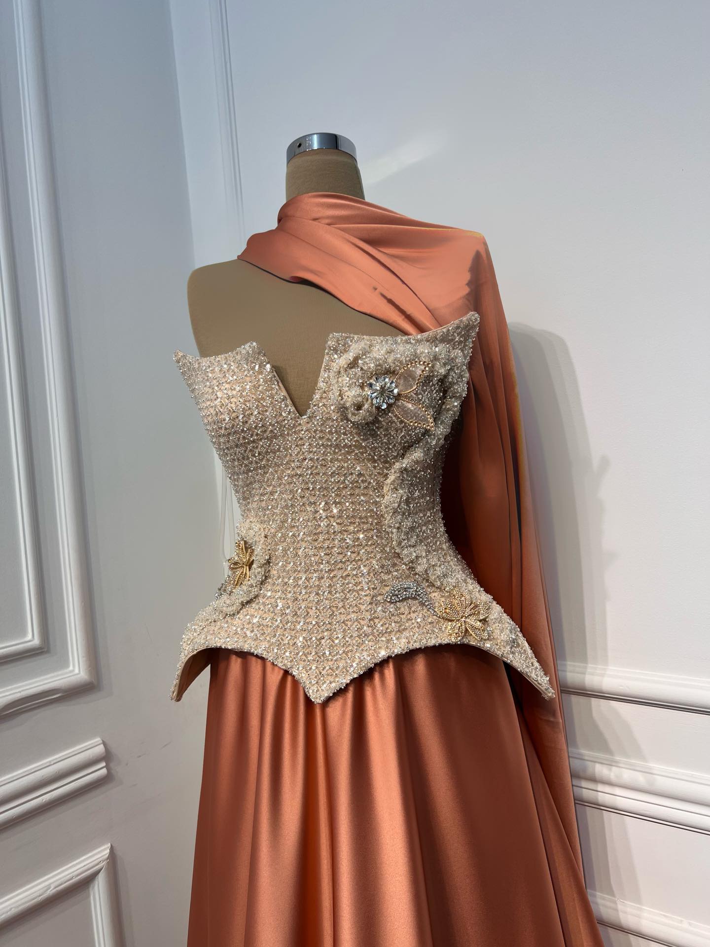 Fustan sateni bakri me korse me gurë – DITA FASHION (2)