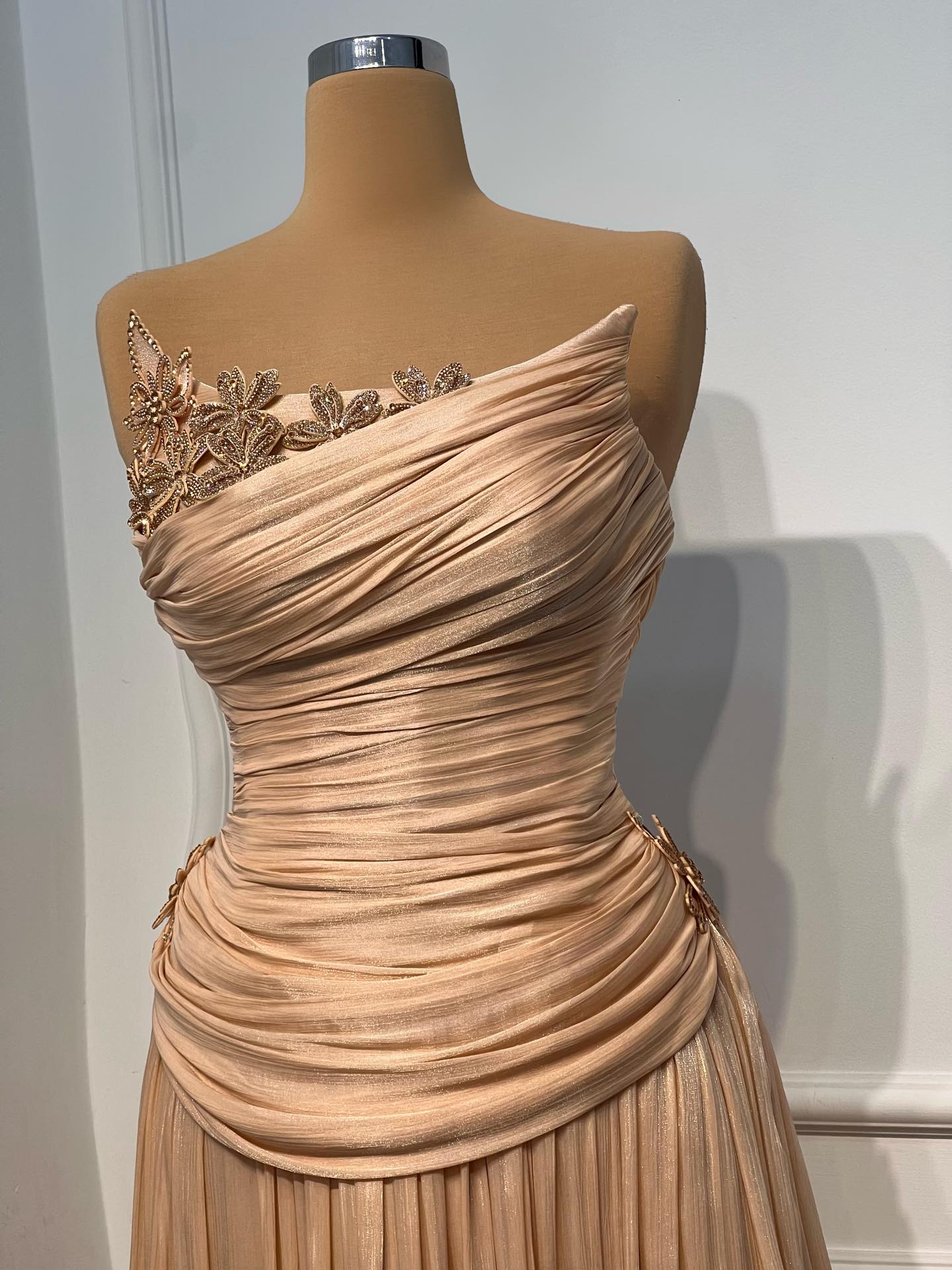 Fustan nude me drapim dhe aplikime – DITA FASHION