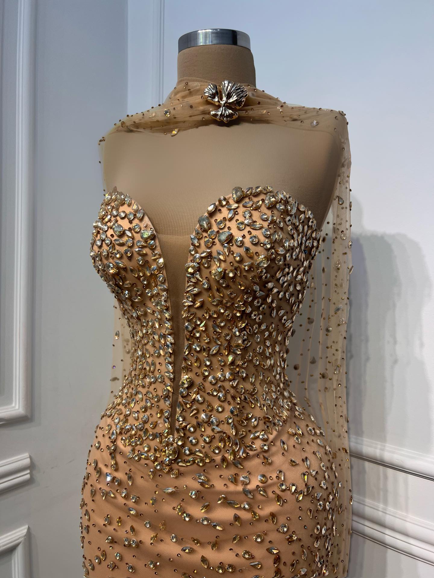 Fustan mbrëmjeje nude me gurë dhe kep – DITA FASHION