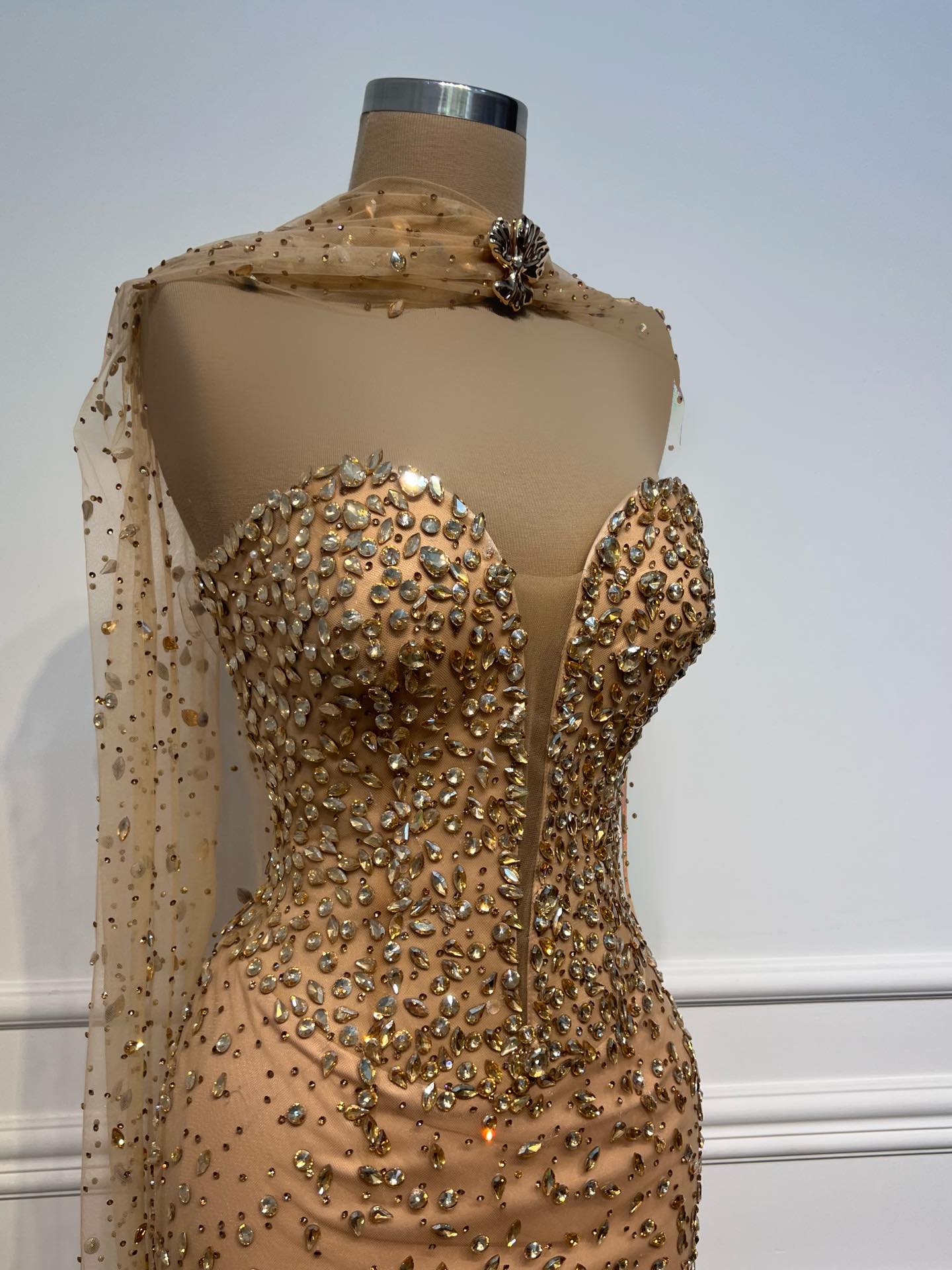 Fustan mbrëmjeje nude me gurë dhe kep – DITA FASHION (2)