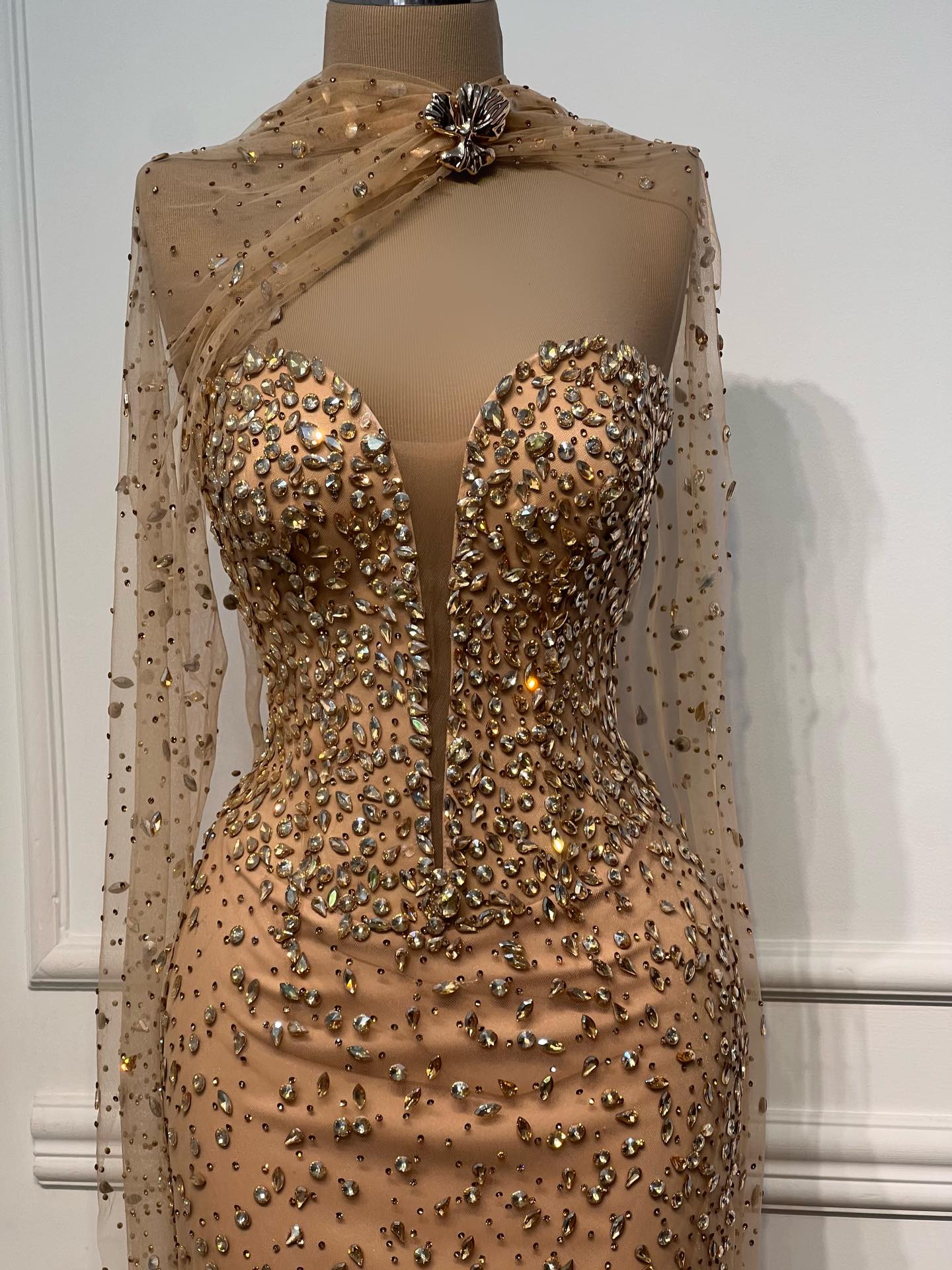 Fustan mbrëmjeje nude me gurë dhe kep – DITA FASHION (3)