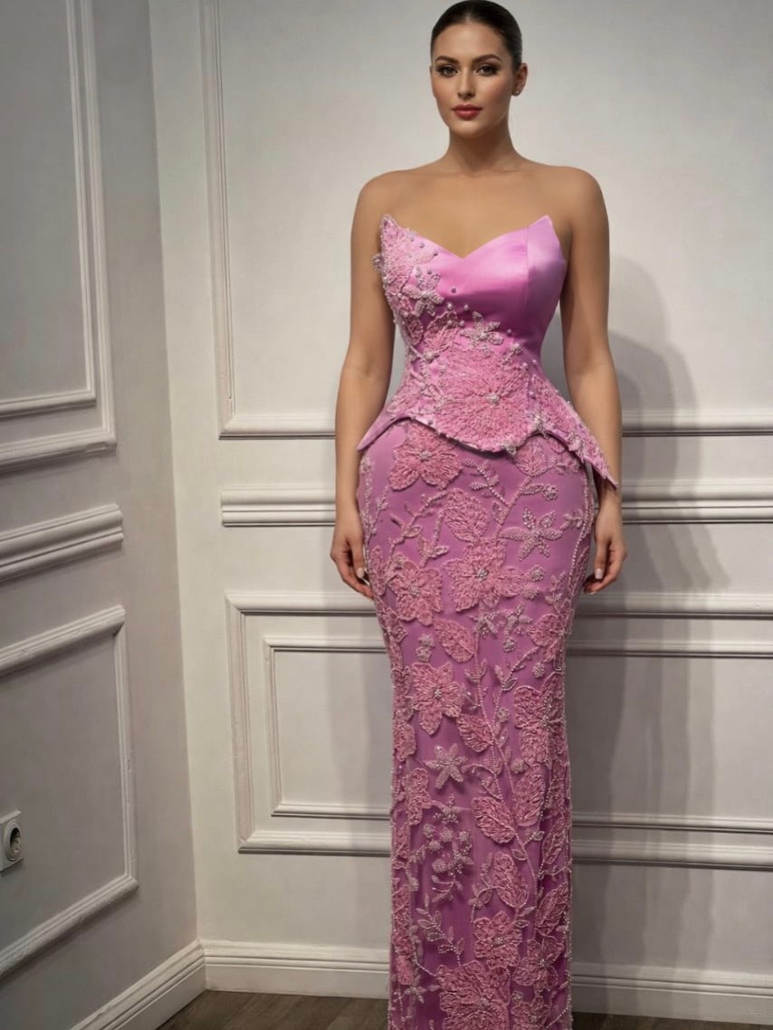 Fustan i gjatë rozë me dantellë dhe peplum – DITA FASHION