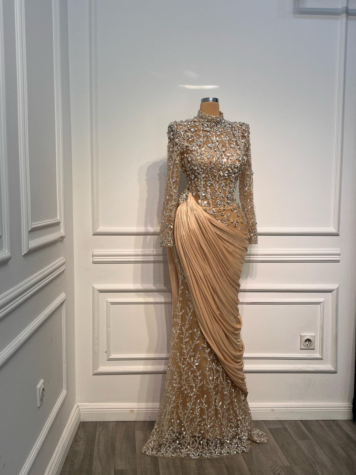 Fustan mbrëmjeje bezhë me kristale dhe mëngë – DITA FASHION (2)