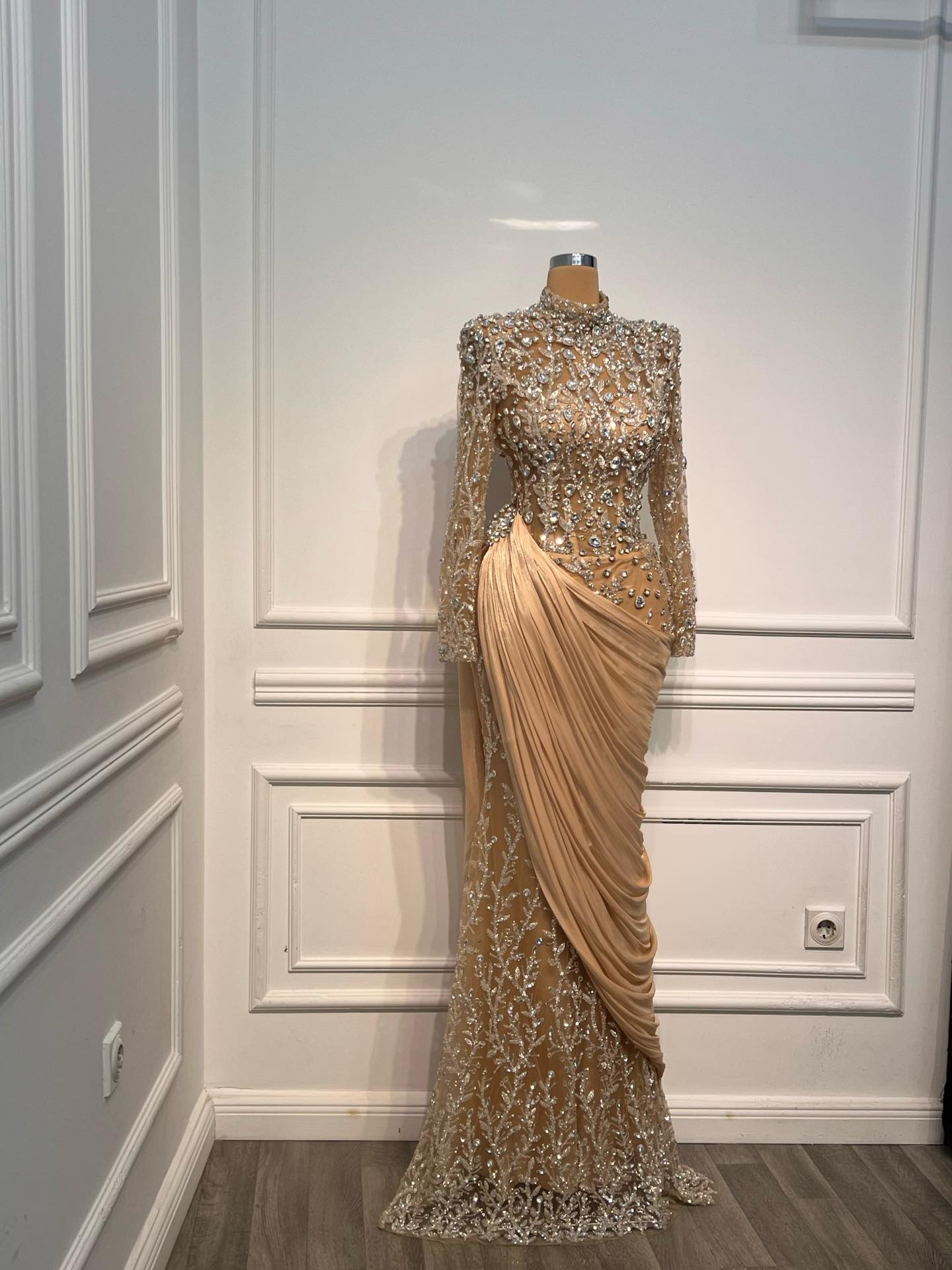 Fustan mbrëmjeje bezhë me kristale dhe mëngë – DITA FASHION (3)