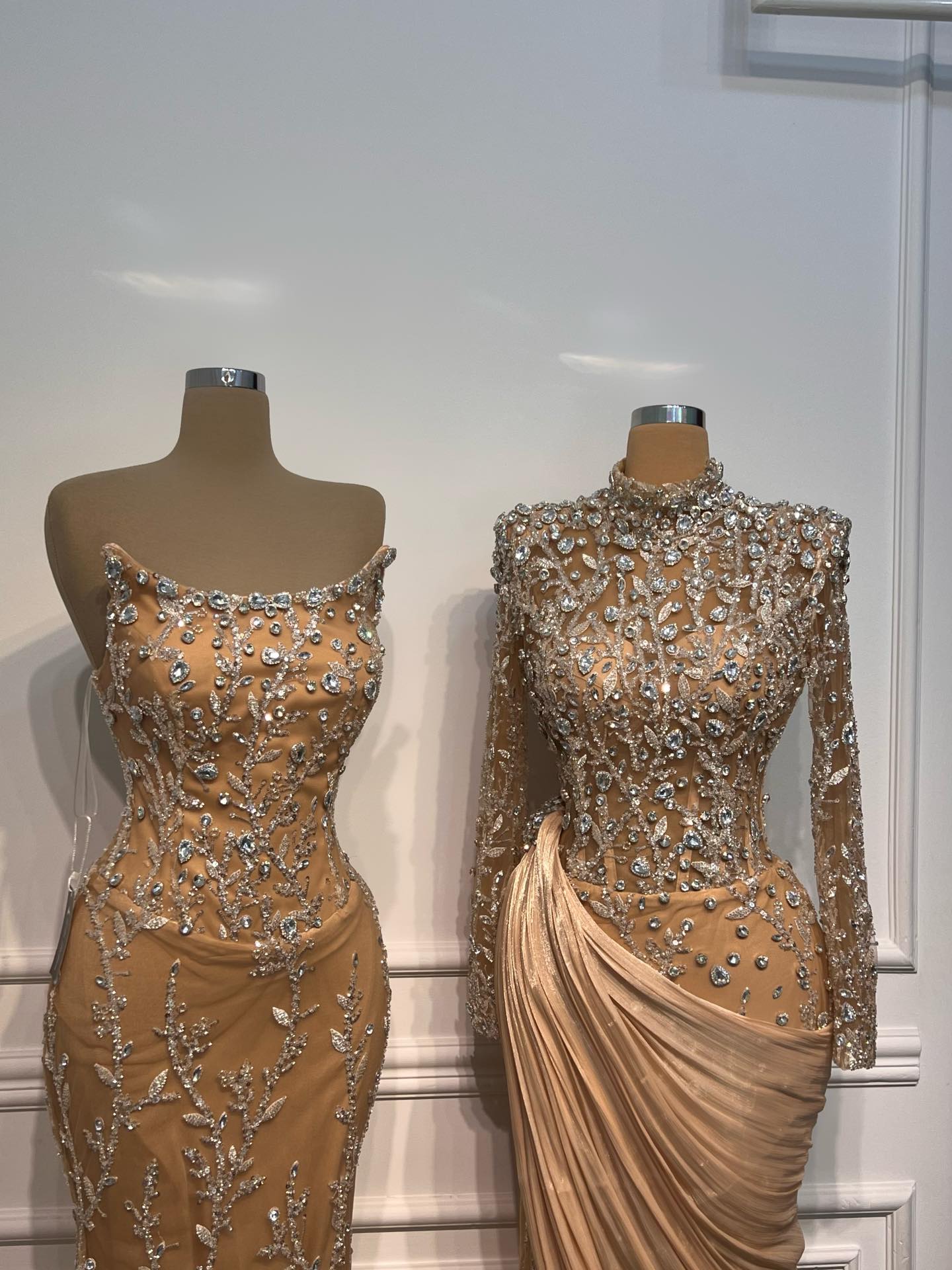 Fustan mbrëmjeje bezhë me kristale dhe mëngë – DITA FASHION (4)