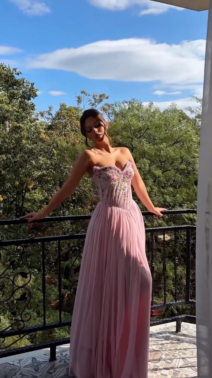 Fustan i gjatë rozë pa supe me tyl – dollz dresses