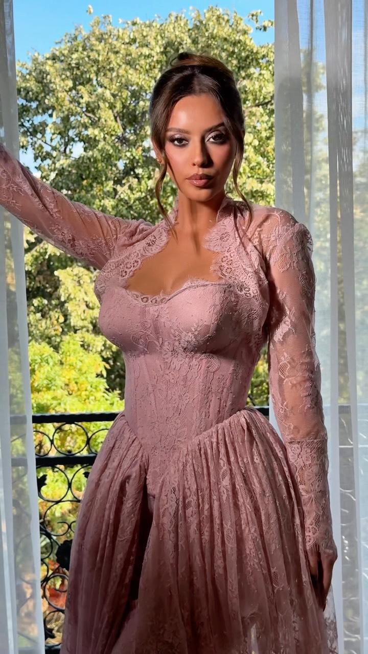Fustan rozë i zbehtë me dantellë dhe mëngë – dollz dresses