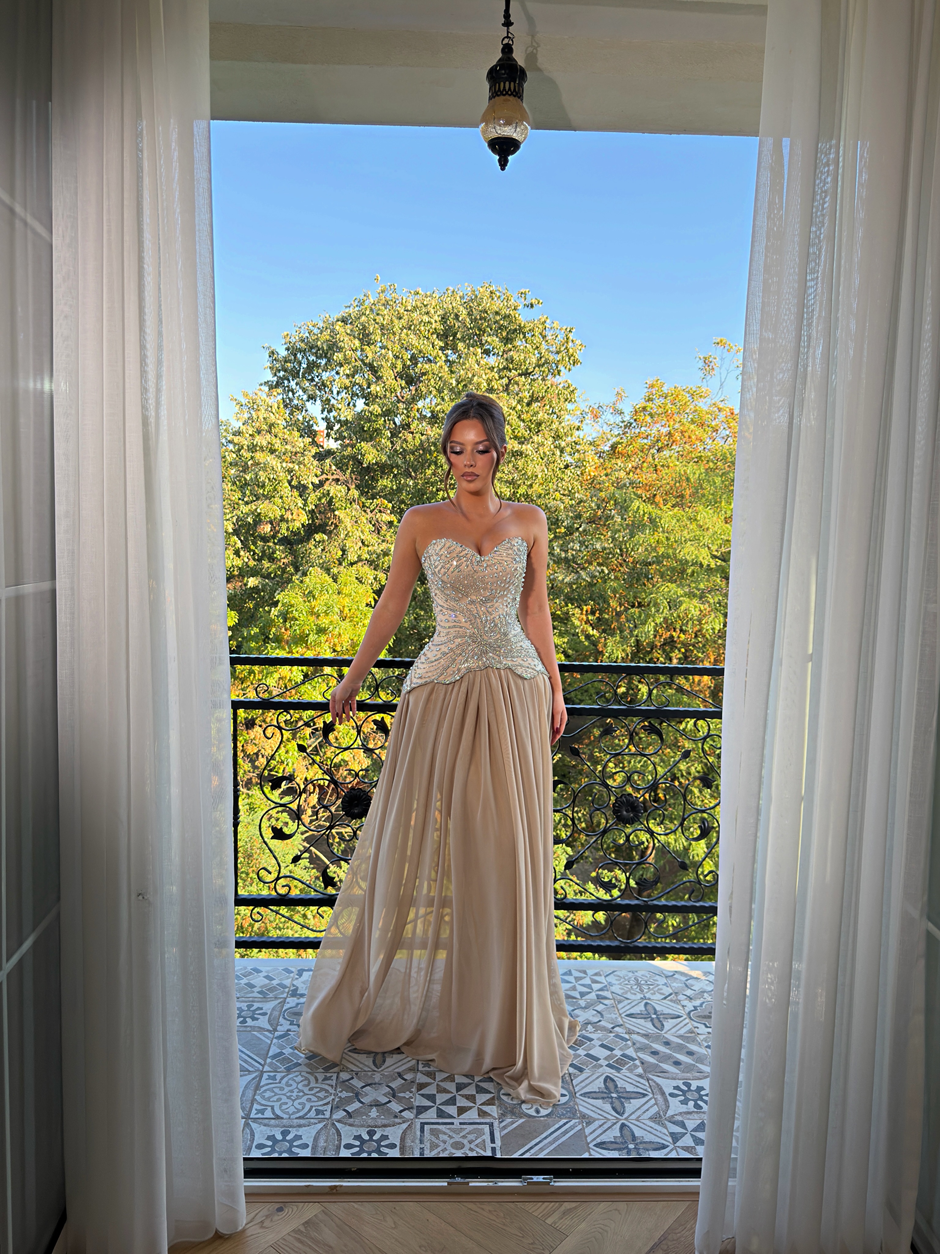 Fustan me korse bezhë me gurë – dollz dresses (3)