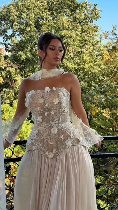 Fustan i verdhë i zbehtë me lule 3D