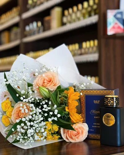 Parfum dhe buqetë lulesh për dhuratë