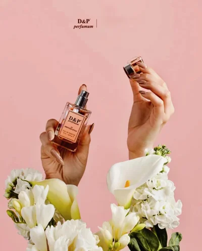 Parfum femrash në shishe qelqi