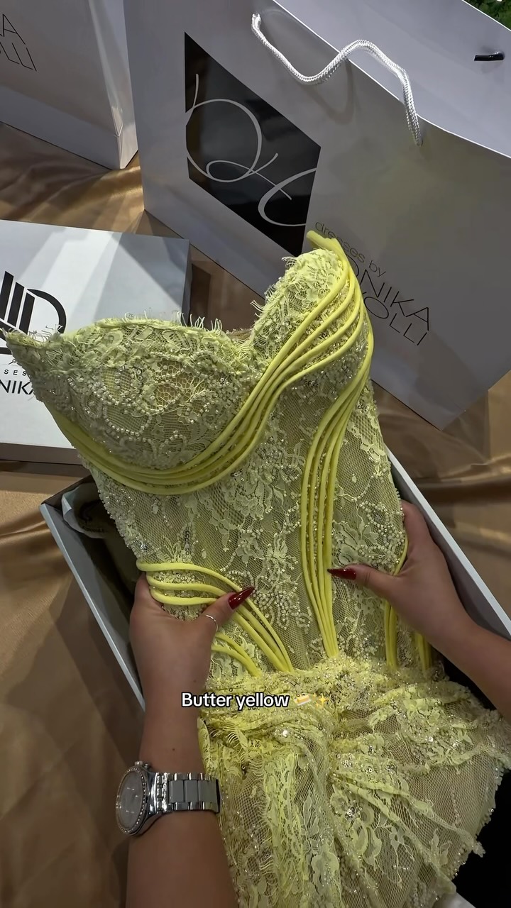 Fustan i verdhë limoni me korse dhe pupla – DRESSES BY DONIKA