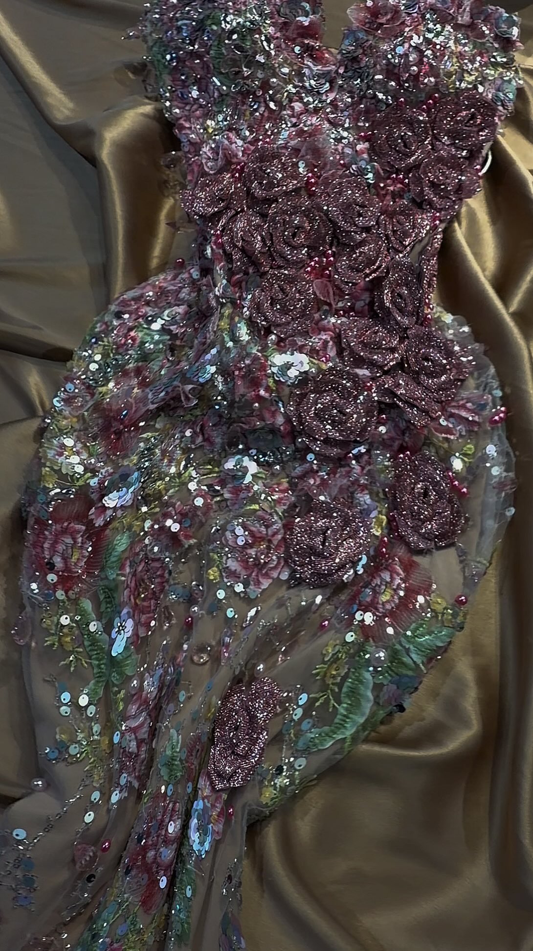 Fustan rozë me lule 3D dhe shkëlqim – DRESSES BY DONIKA