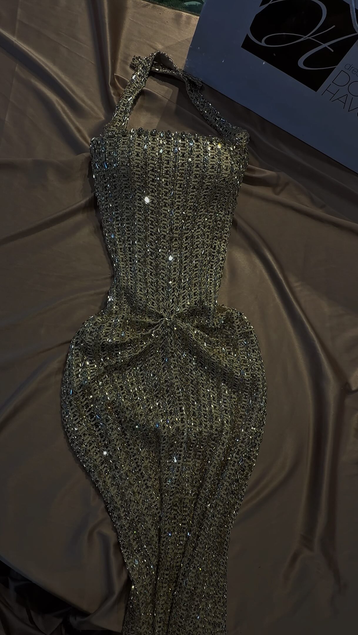 Fustan mbrëmjeje ngjyrë ari me shkëlqim – DRESSES BY DONIKA