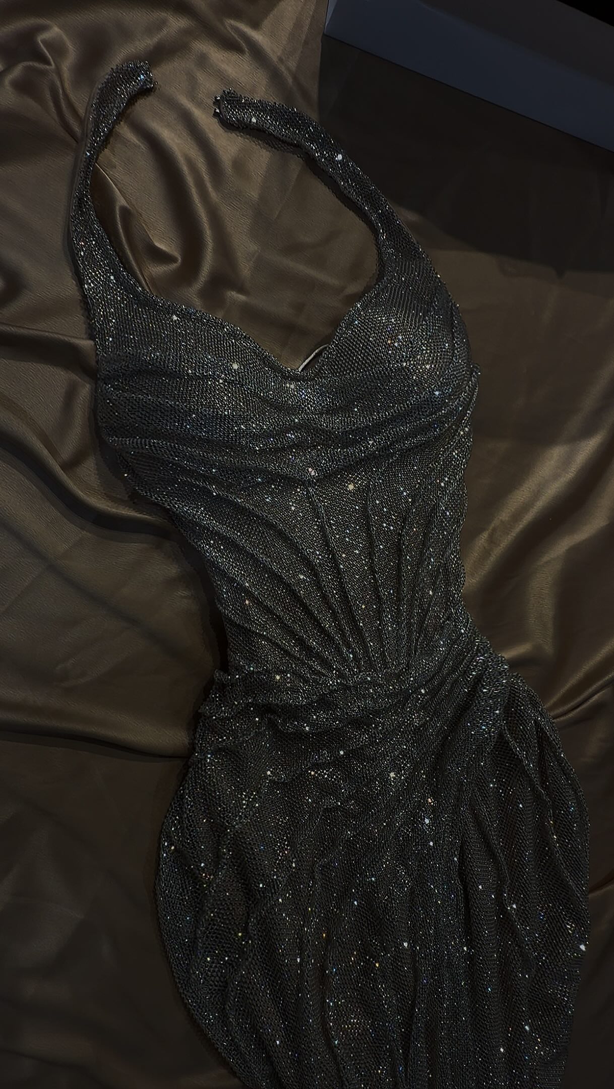 Fustan i zi me shkëlqim dhe qafë halter – DRESSES BY DONIKA