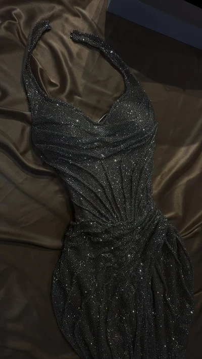 Fustan i zi me shkëlqim dhe qafë halter