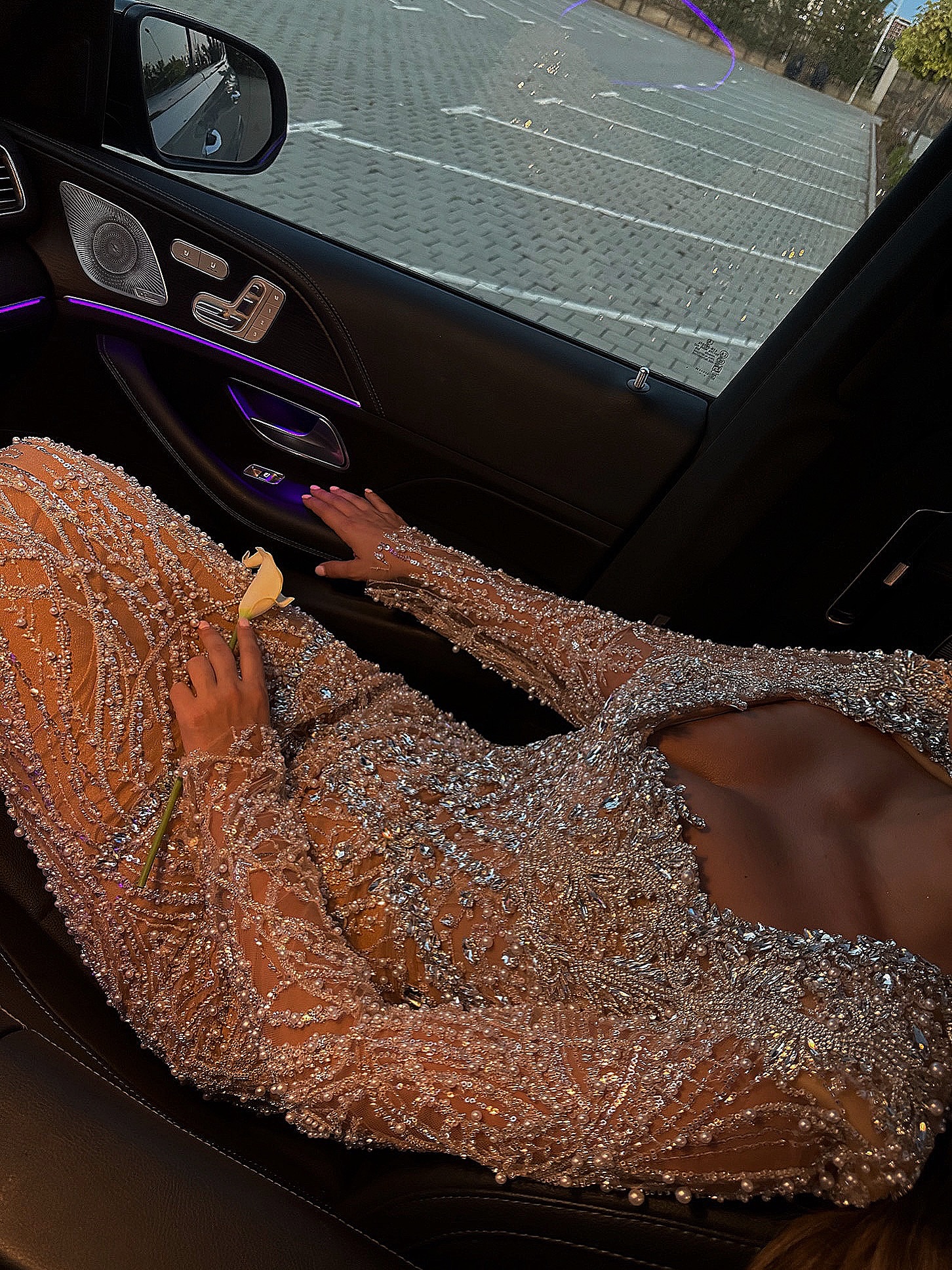 Fustan mbrëmjeje bezhë me shkëlqim dhe mëngë – DRESSES BY DONIKA (2)