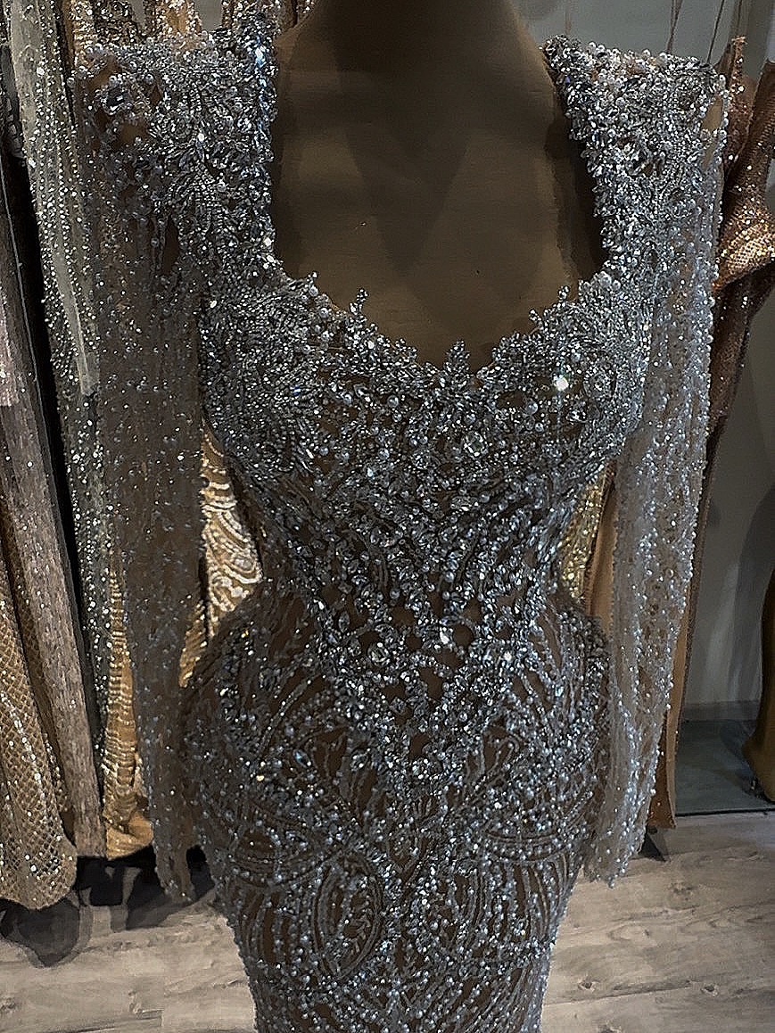 Fustan mbrëmjeje bezhë me shkëlqim dhe mëngë – DRESSES BY DONIKA (3)