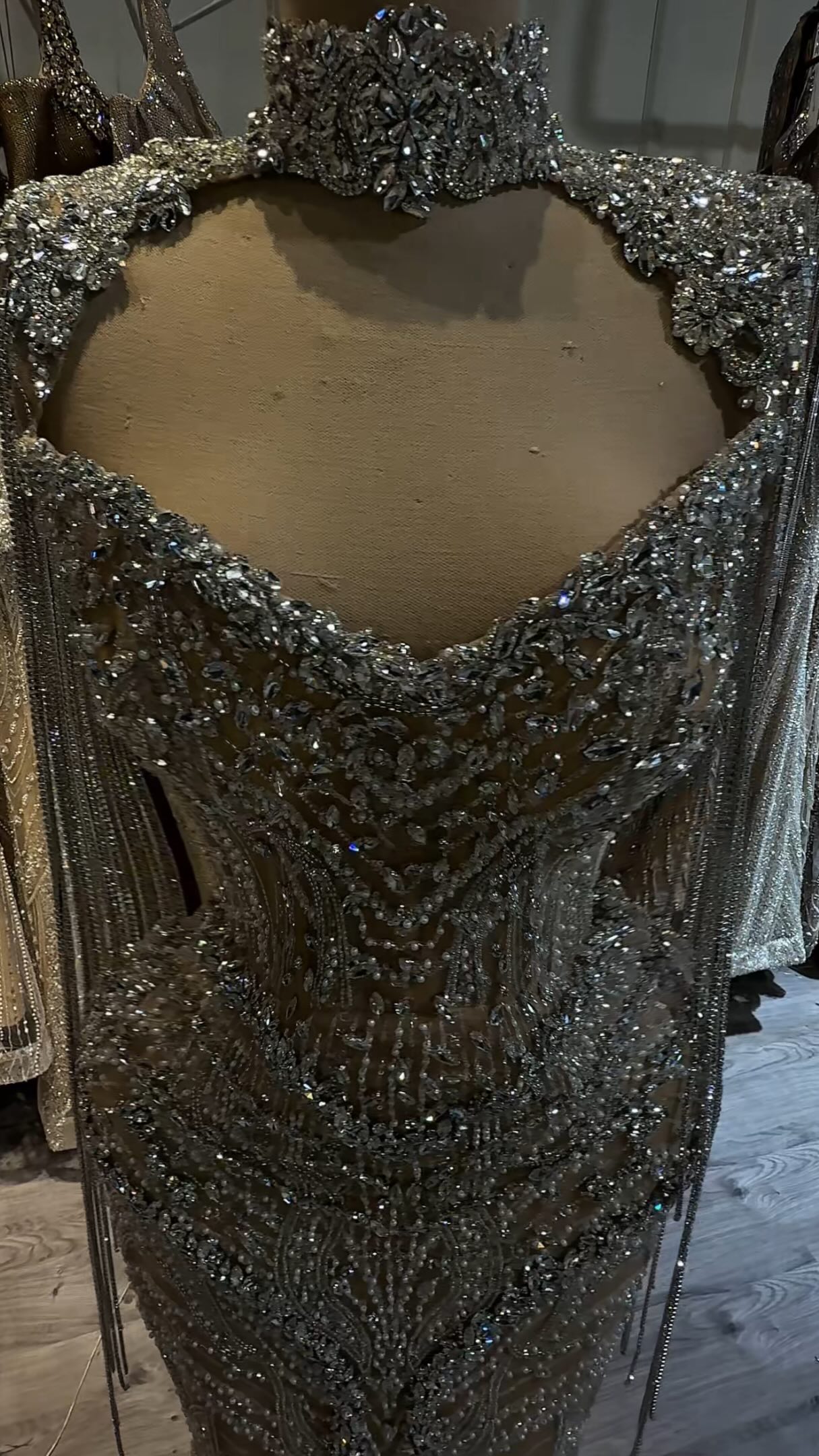Fustan argjendi me kristale dhe jakë të lartë – DRESSES BY DONIKA