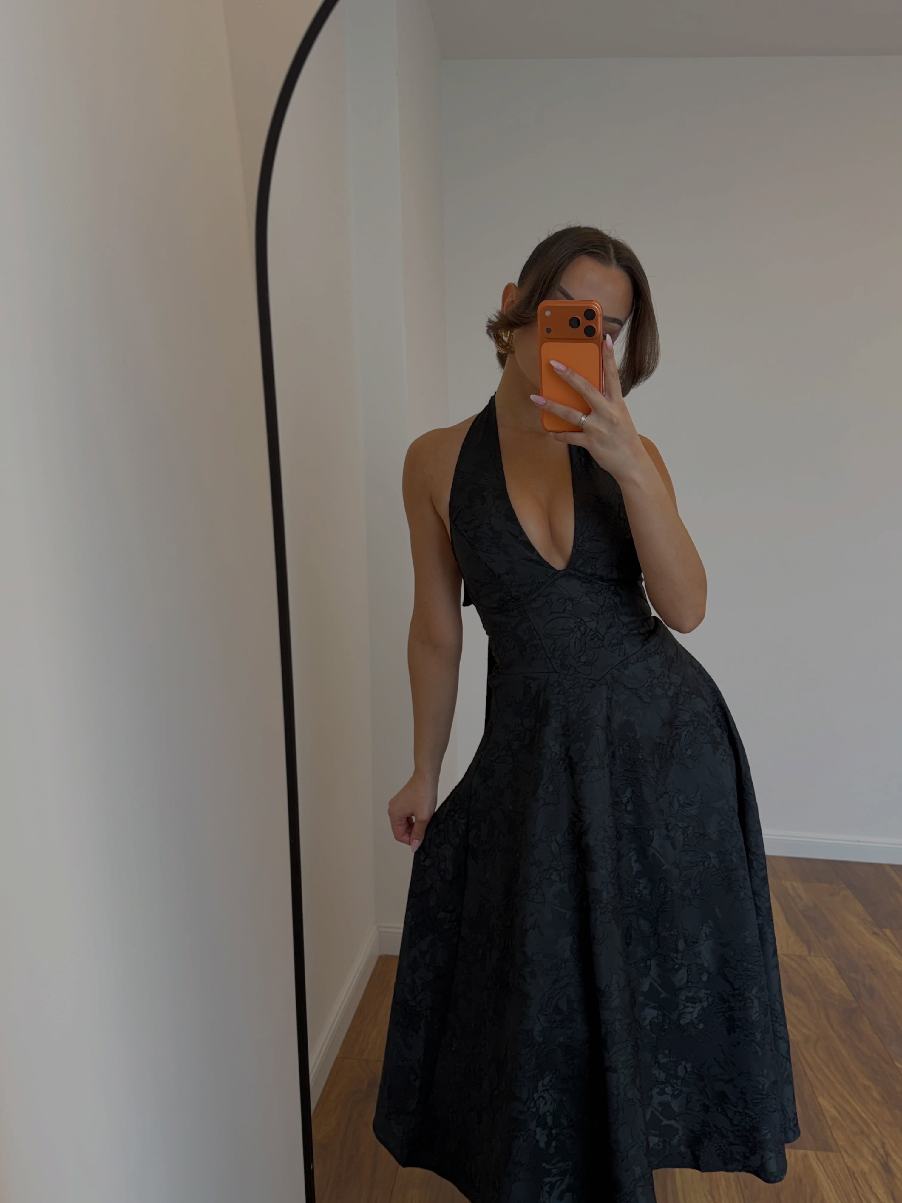 Fustan i zi midi me jakë halter, XS-L – NILA DRESSES