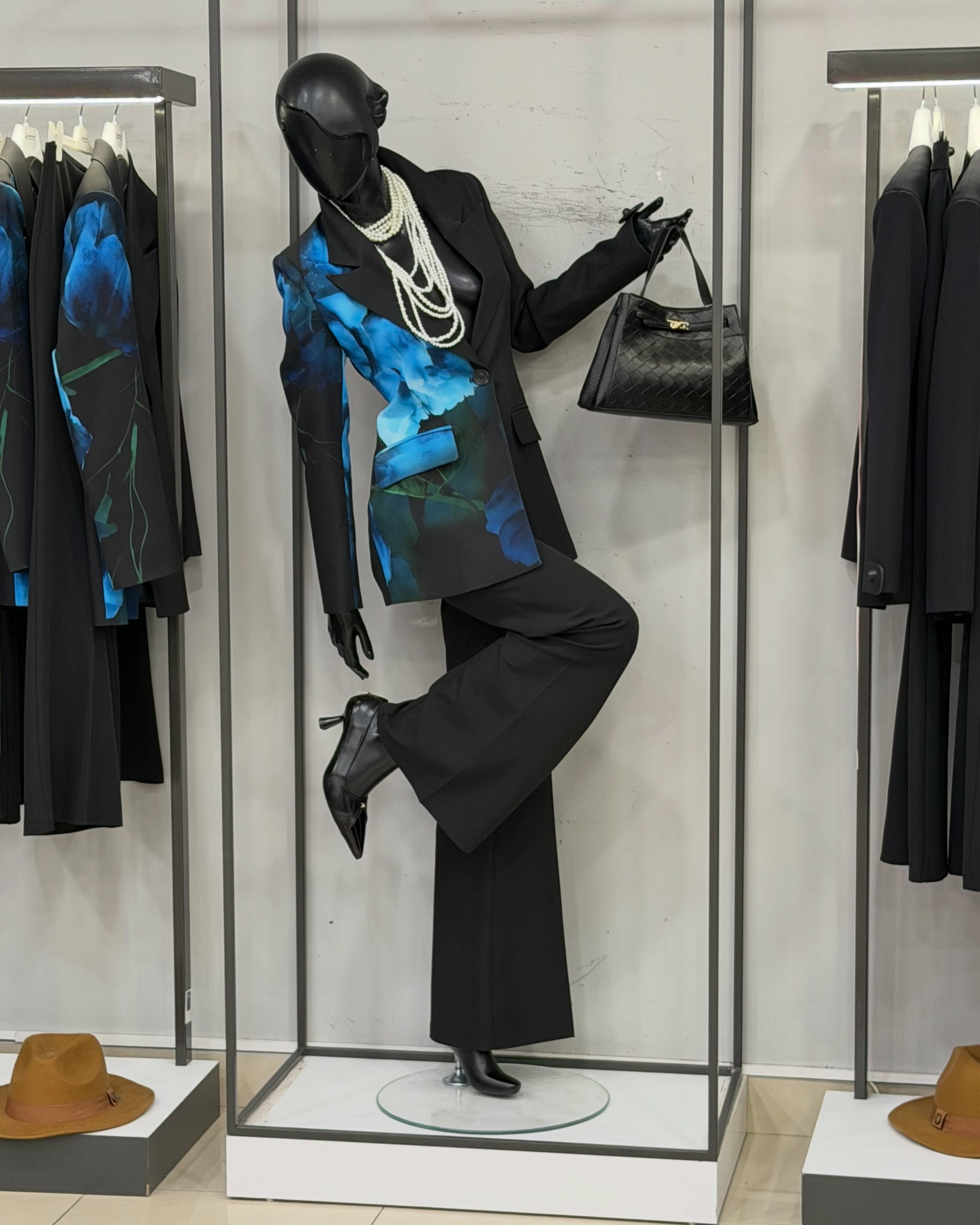 Xhaketë me lule blu dhe pantallona të zeza – Drini Fashion