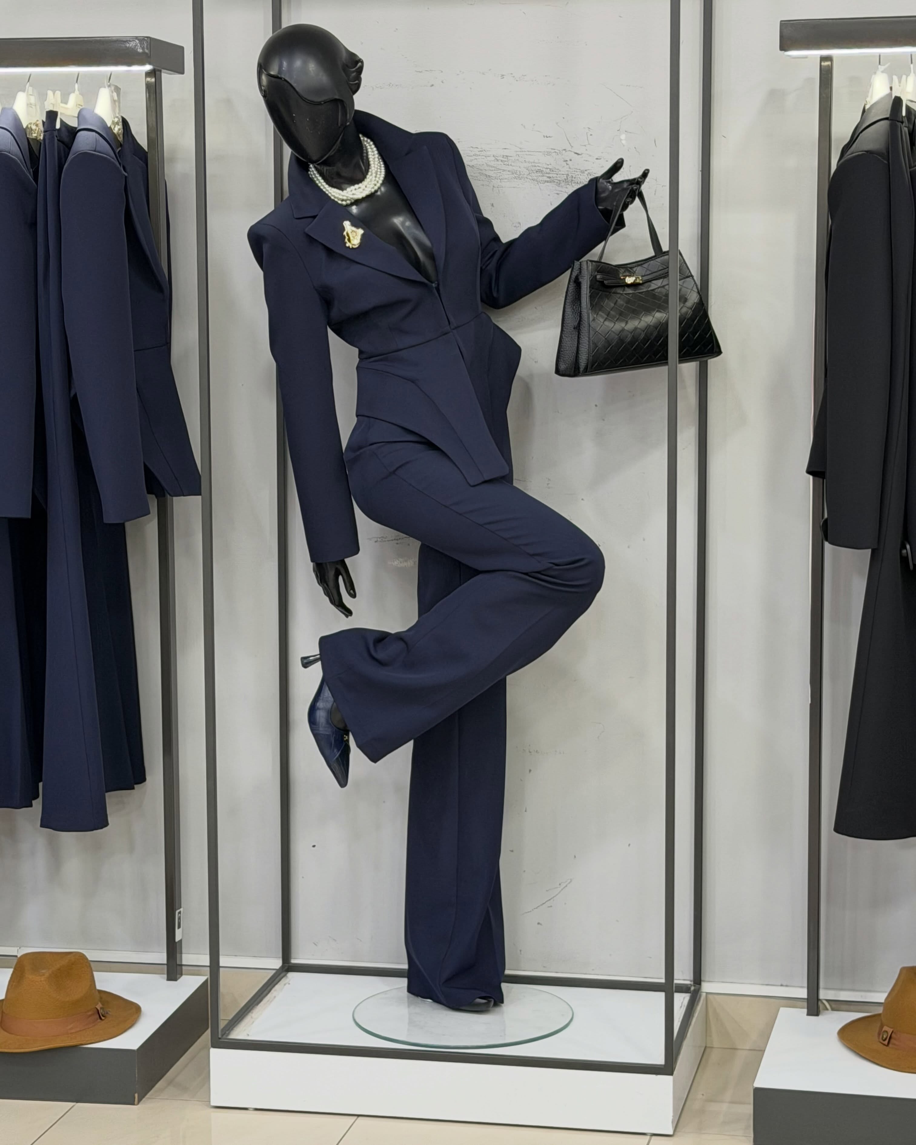 Xhaketë me lule blu dhe pantallona të zeza – Drini Fashion (3)