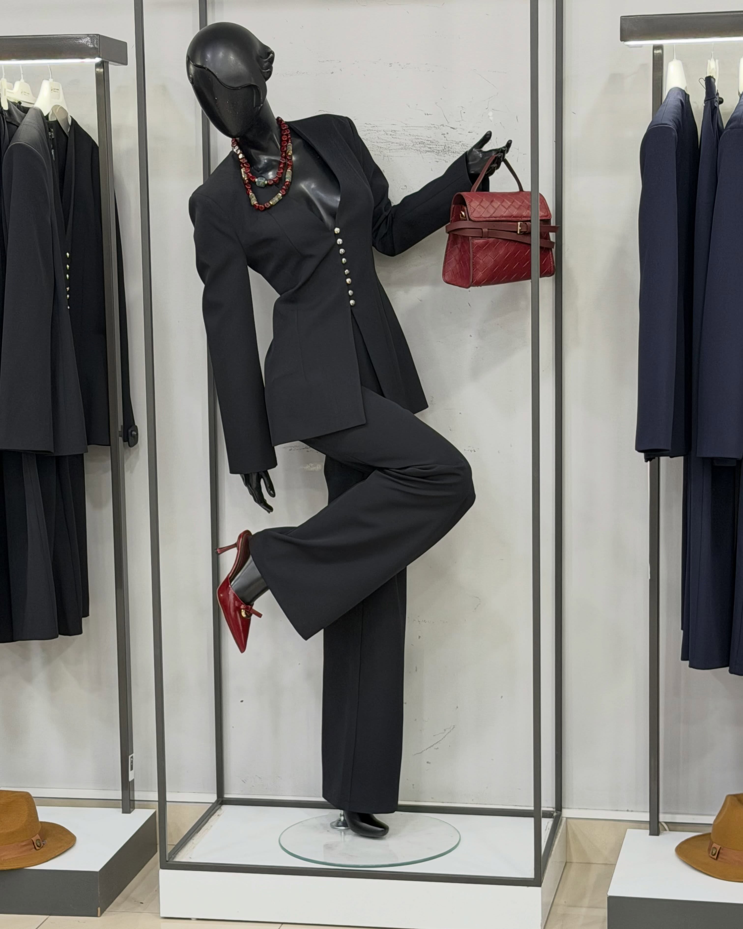 Xhaketë me lule blu dhe pantallona të zeza – Drini Fashion (4)