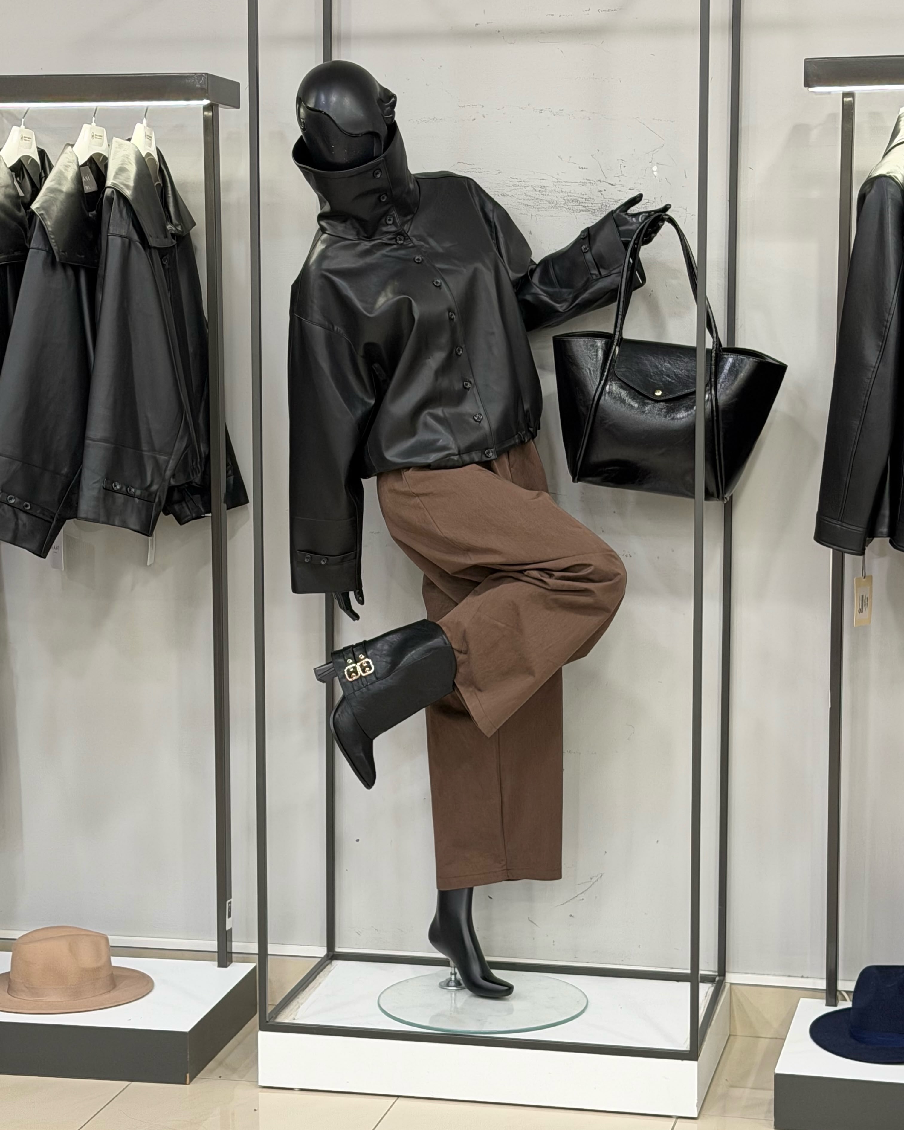 Xhaketë lëkure e zezë dhe pantallona kafe – Drini Fashion