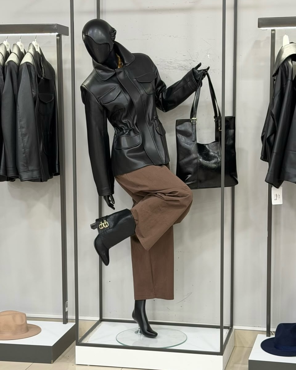 Xhaketë lëkure e zezë dhe pantallona kafe – Drini Fashion (2)